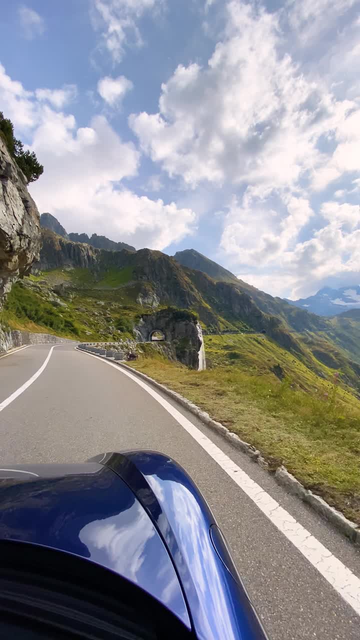 汽车在山路上行驶，周围是令人难以置信的风景视频下载