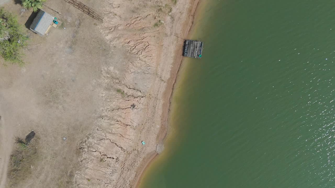 无人机拍摄了热带旱季的大河和海滩视频下载