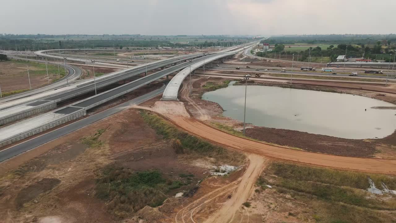 无人机拍摄了农村地区十字路口桥梁上的交通景观视频下载