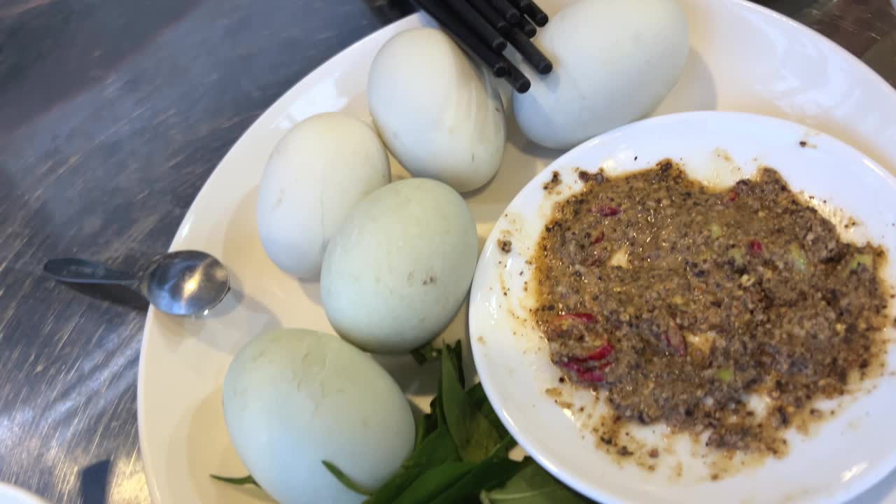 越南美食带胚蛋。巴鲁特在越南会安煮发育中的鸭胚。这是亚洲国家的一道特色菜。视频下载