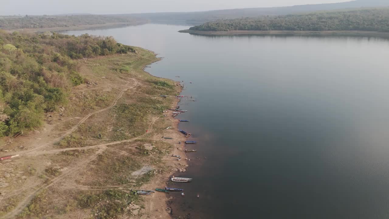 无人机在蓝天下拍摄了大江、大坝、森林的鸟瞰图视频下载