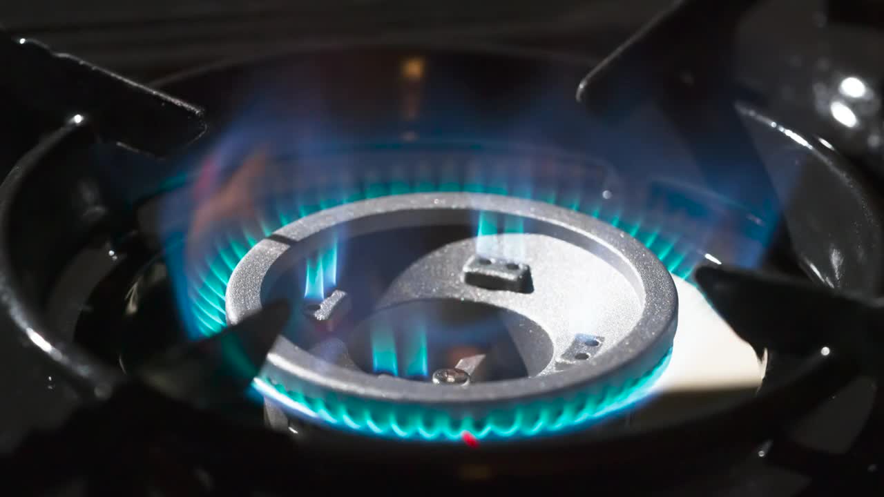 从煤气灶里飘出的火焰视频下载