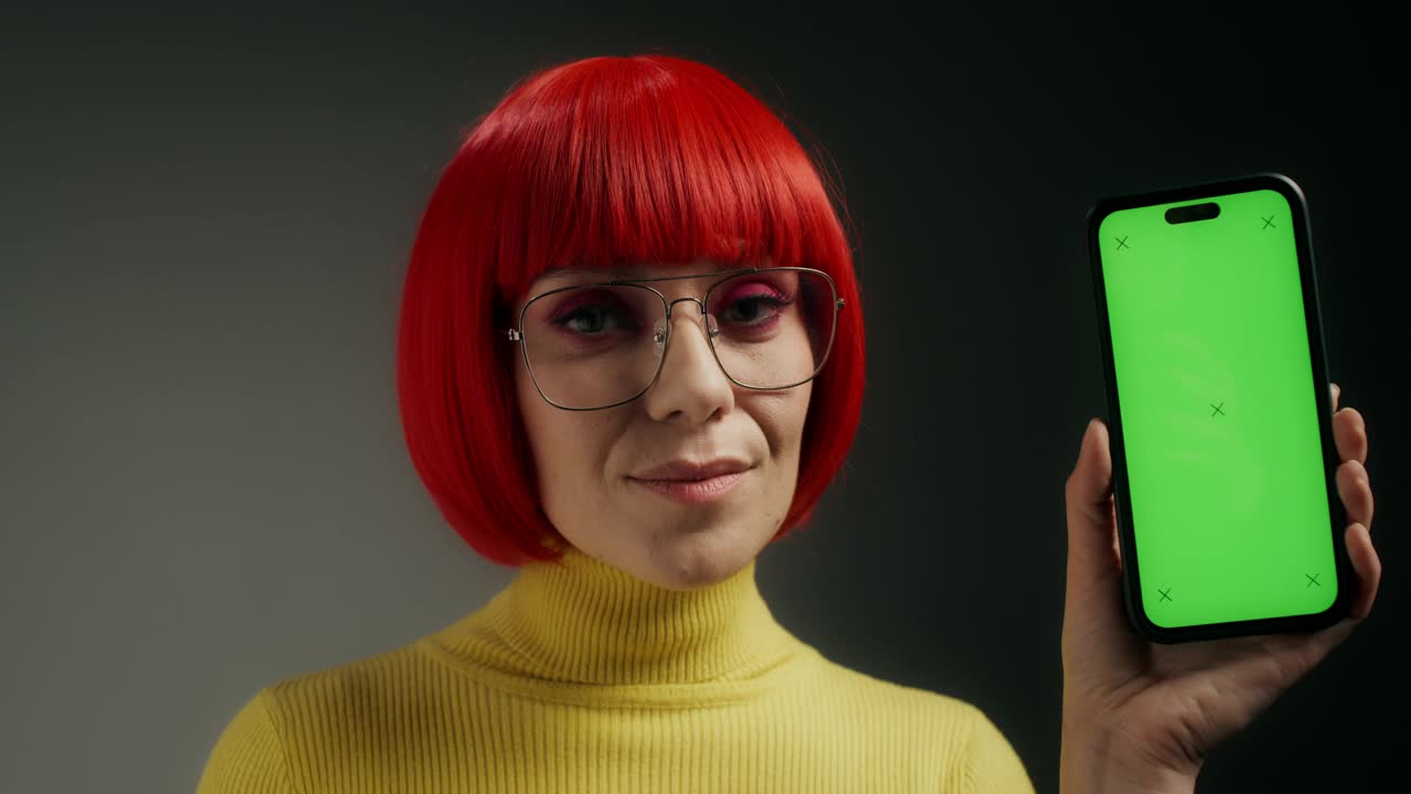 一个戴眼镜的女人，手里拿着手机视频下载