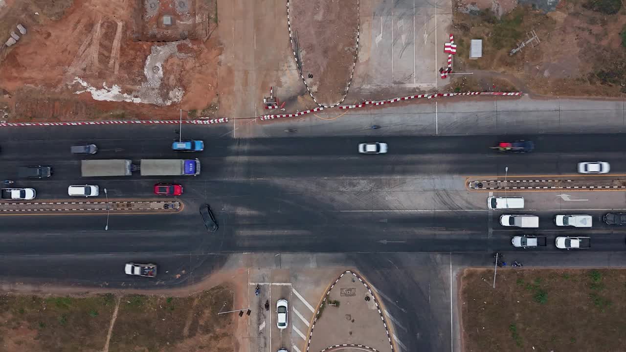 无人机拍摄了农村地区十字路口桥梁上的交通景观视频下载