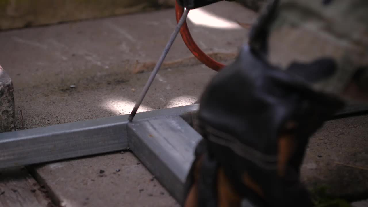 近距离喷丸电焊管钢。烙铁焊接diy概念视频下载