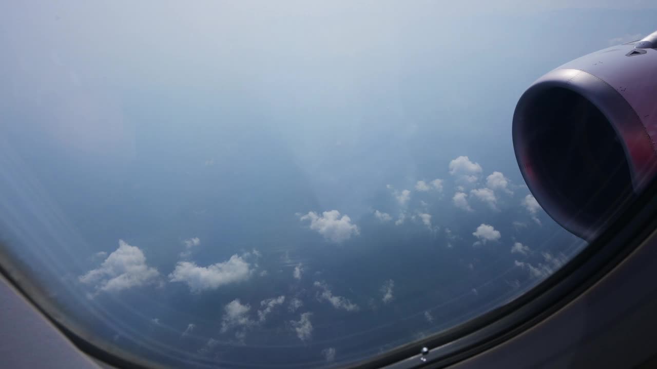 美丽的蓝天白云，窗外的飞机景色视频下载