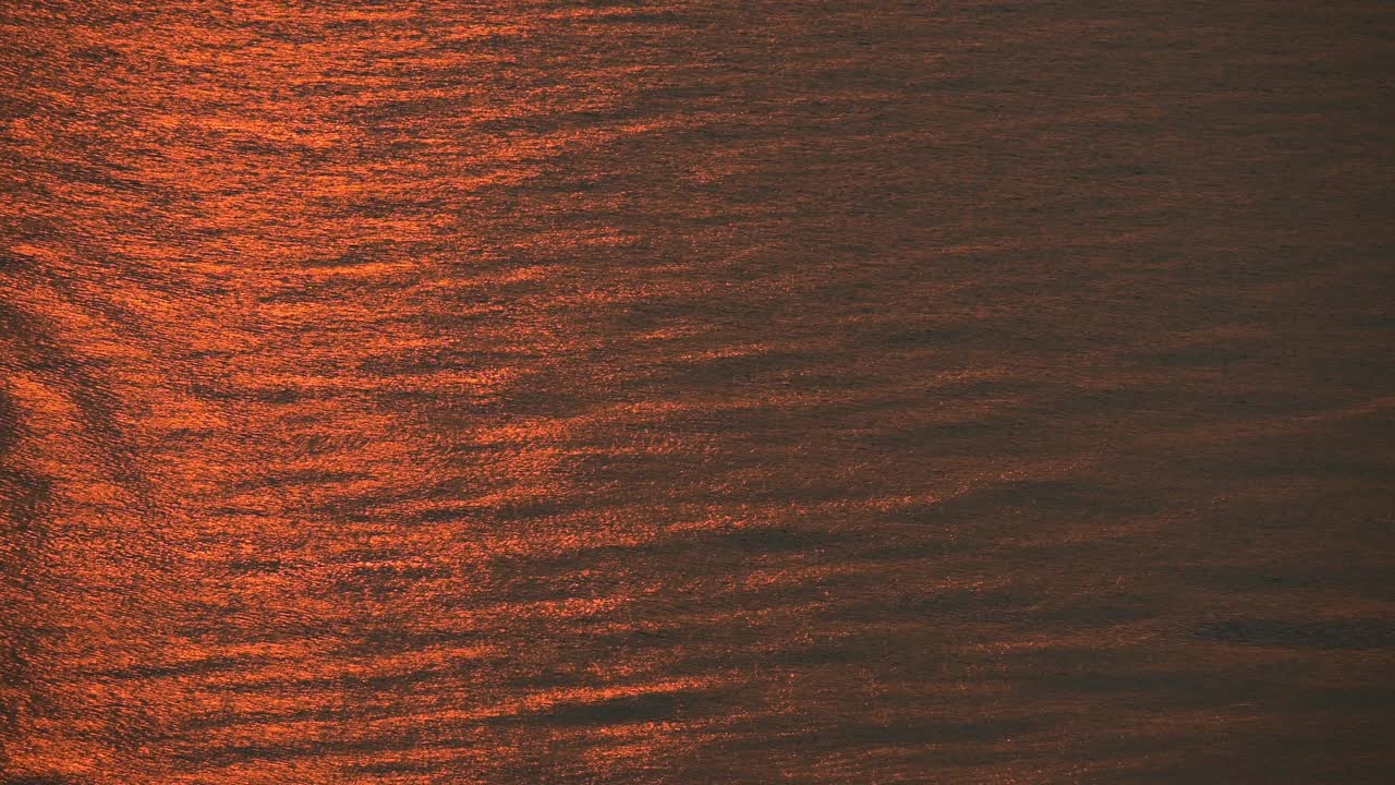 水面的海景与傍晚的金色日落，自然的背景视频下载