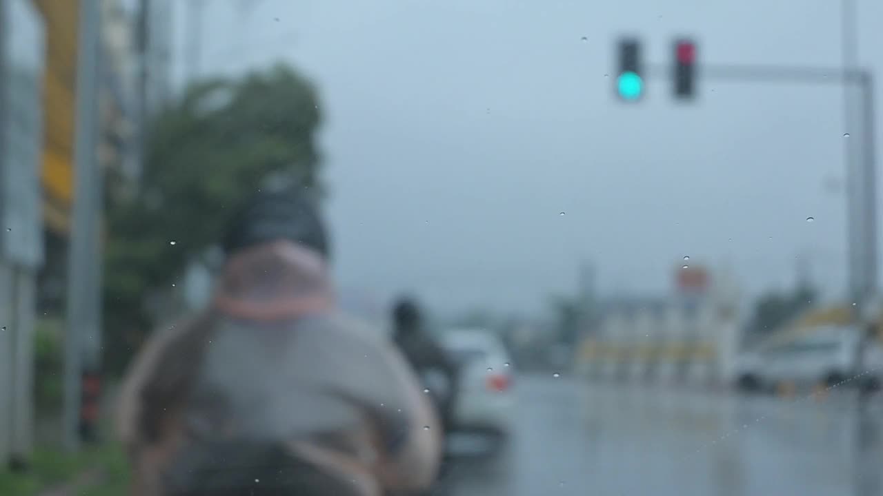 汽车在下雨天行驶在路上视频下载