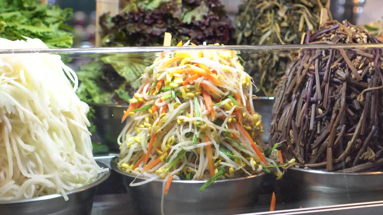 拌饭是新鲜蔬菜和泡菜配料的韩国街头小吃视频下载