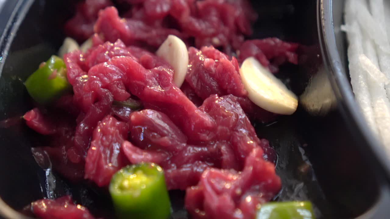 Yukke生牛肉是韩国市场上的美味肉类视频下载