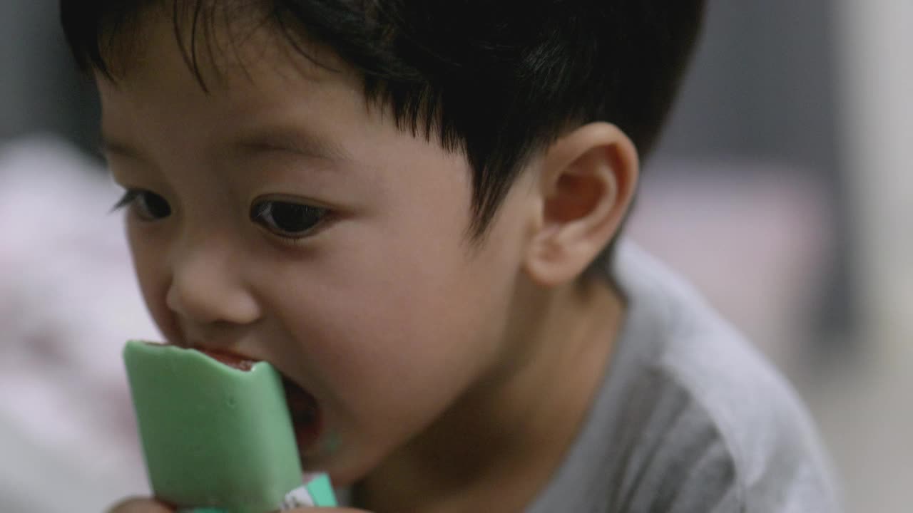 亚洲男孩喜欢吃冰尖叫。最喜欢的事情视频下载