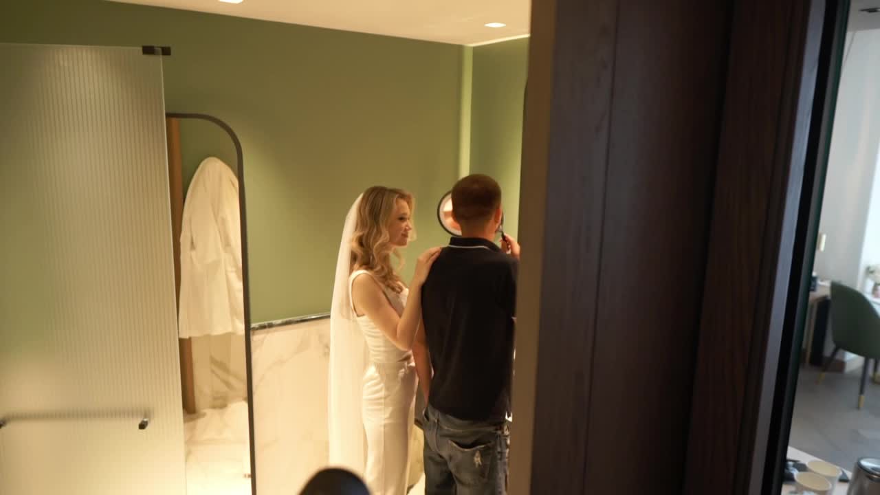 摄影师拍下了新郎和新娘在浴室里的早晨视频下载
