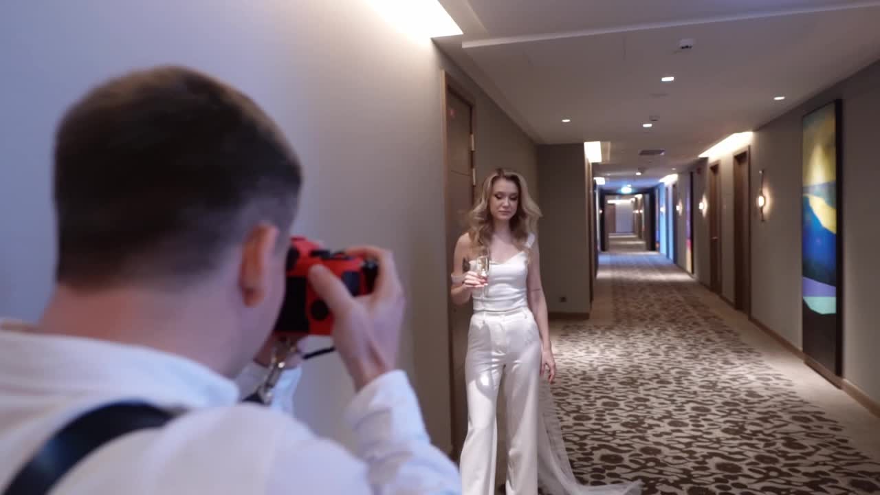在酒店走廊的后台拍摄新娘。视频素材