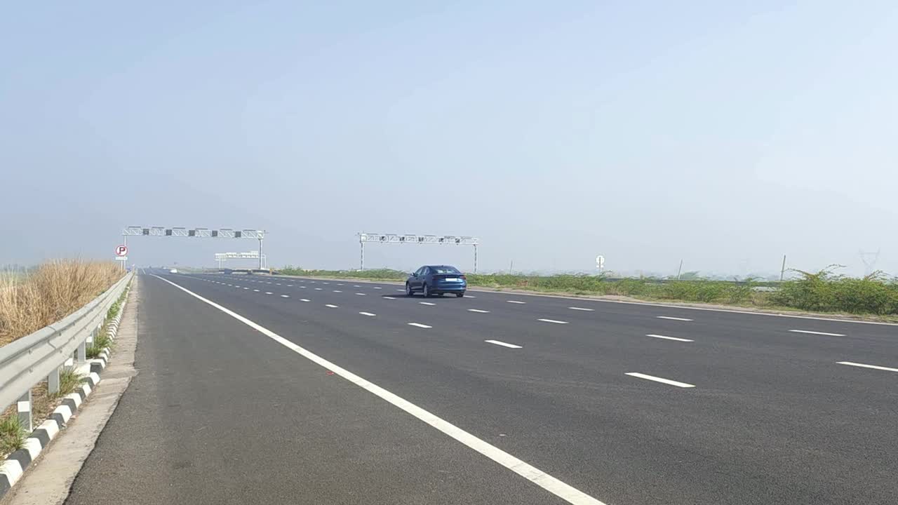印度北方邦贾汉斯附近的高速公路上车辆稀少视频下载