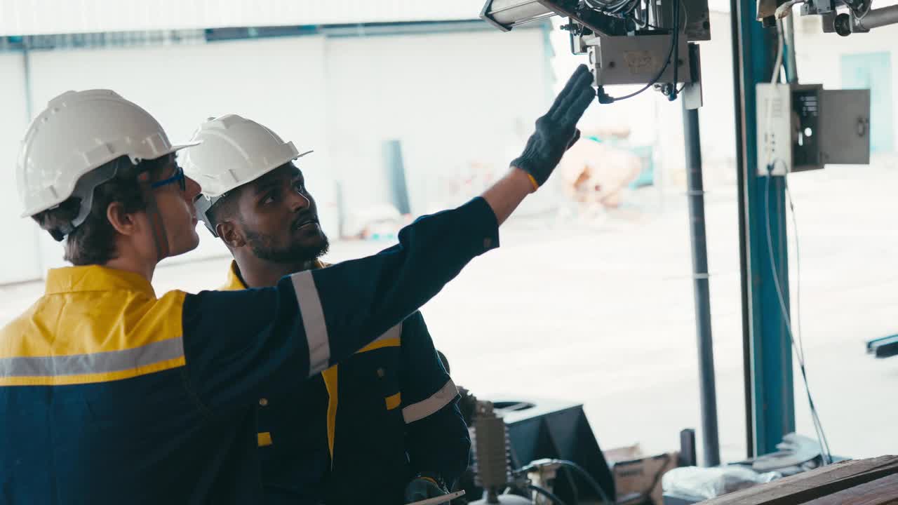 钢材焊接机器人手臂由制造工程师检查。视频下载