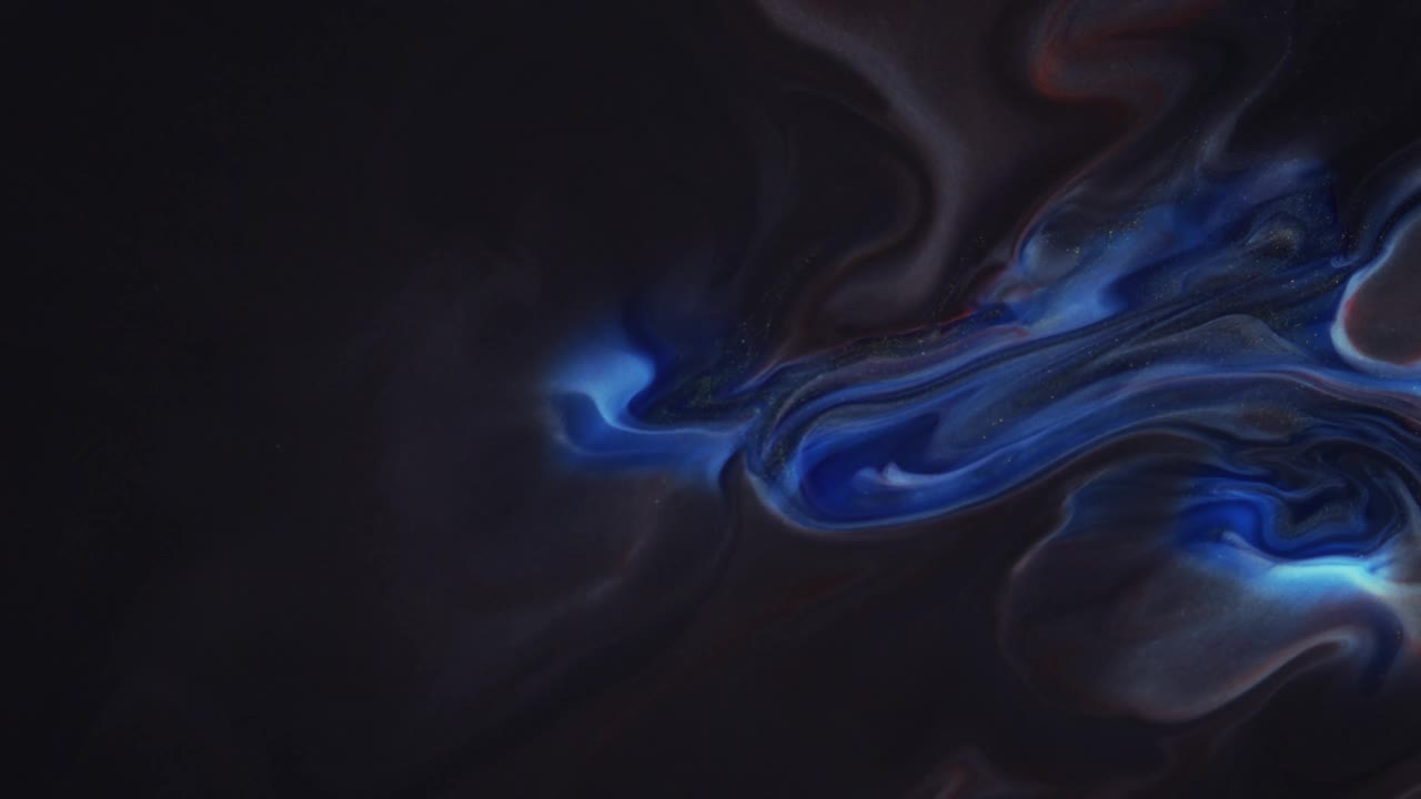 移动大理石纹理背景。在黑色背景上流动的白色、蓝色的流体艺术。视频下载