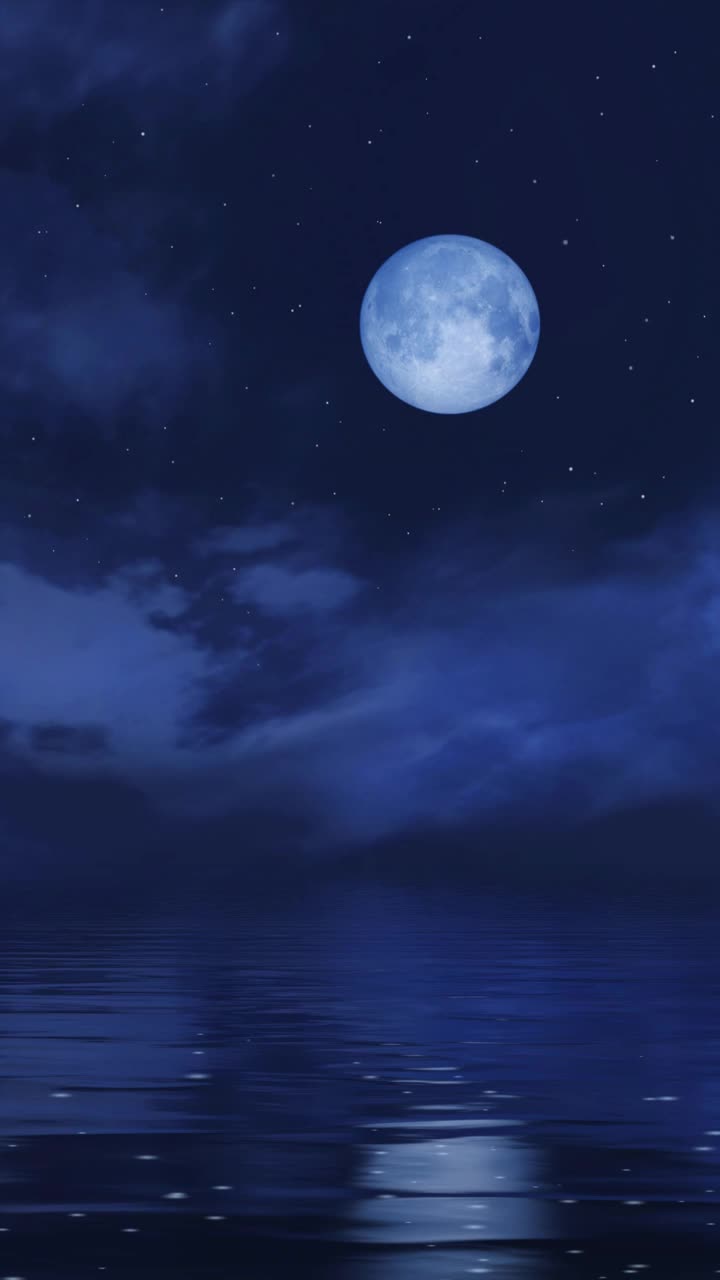 平静的海面上的满月和流星视频下载