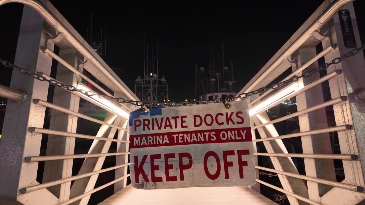 在码头的夜间时间，禁止进入的标志视频下载