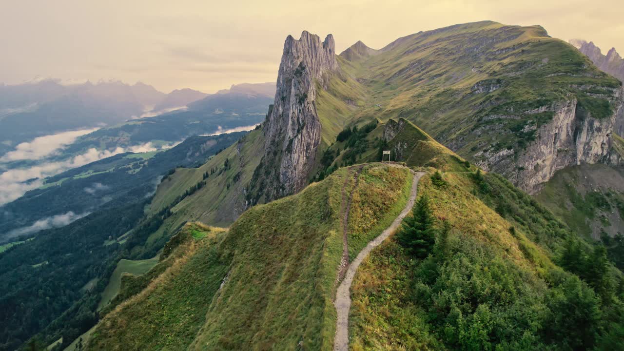雄伟的萨克勒克山脉的岩石山脊，瑞士阿尔卑斯山在秋天的夜晚在瑞士视频下载