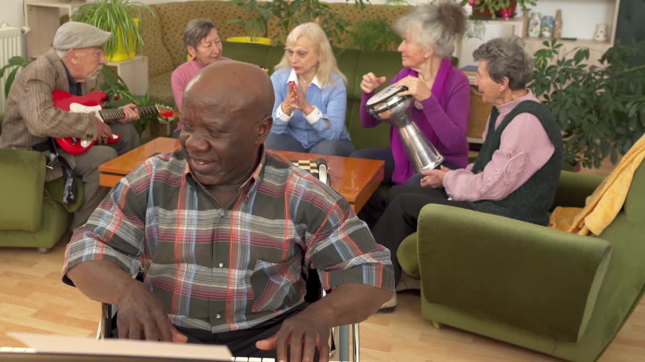 退休的退休老人在弹钢琴疗伤视频下载