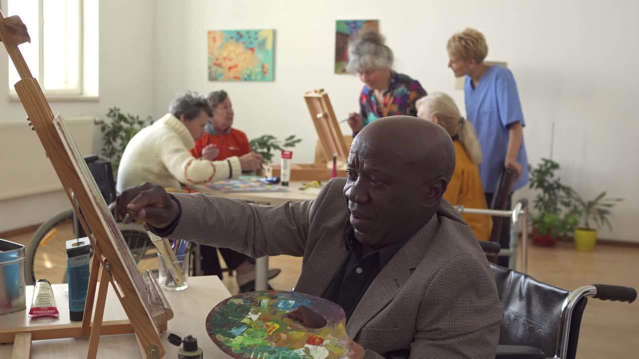 一个退休的人在美术课上画画视频下载
