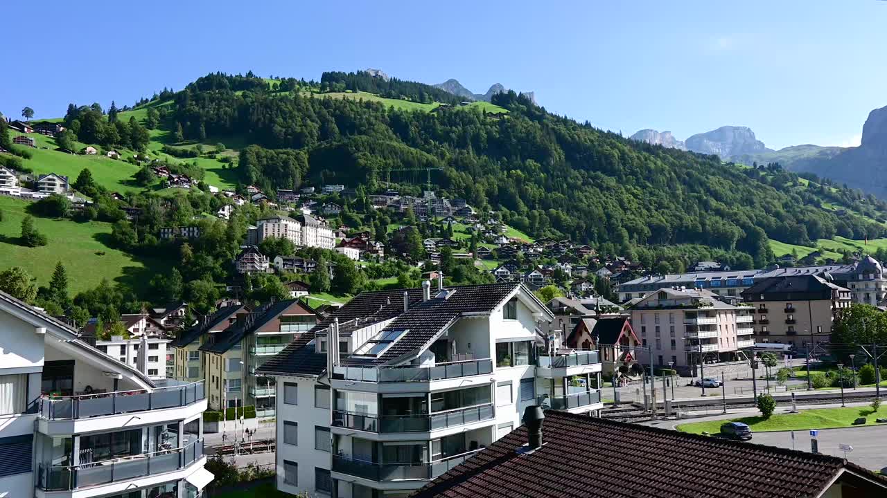 高架全景的恩格尔堡在早晨的时间与山地景观。Engelberg瑞士视频下载