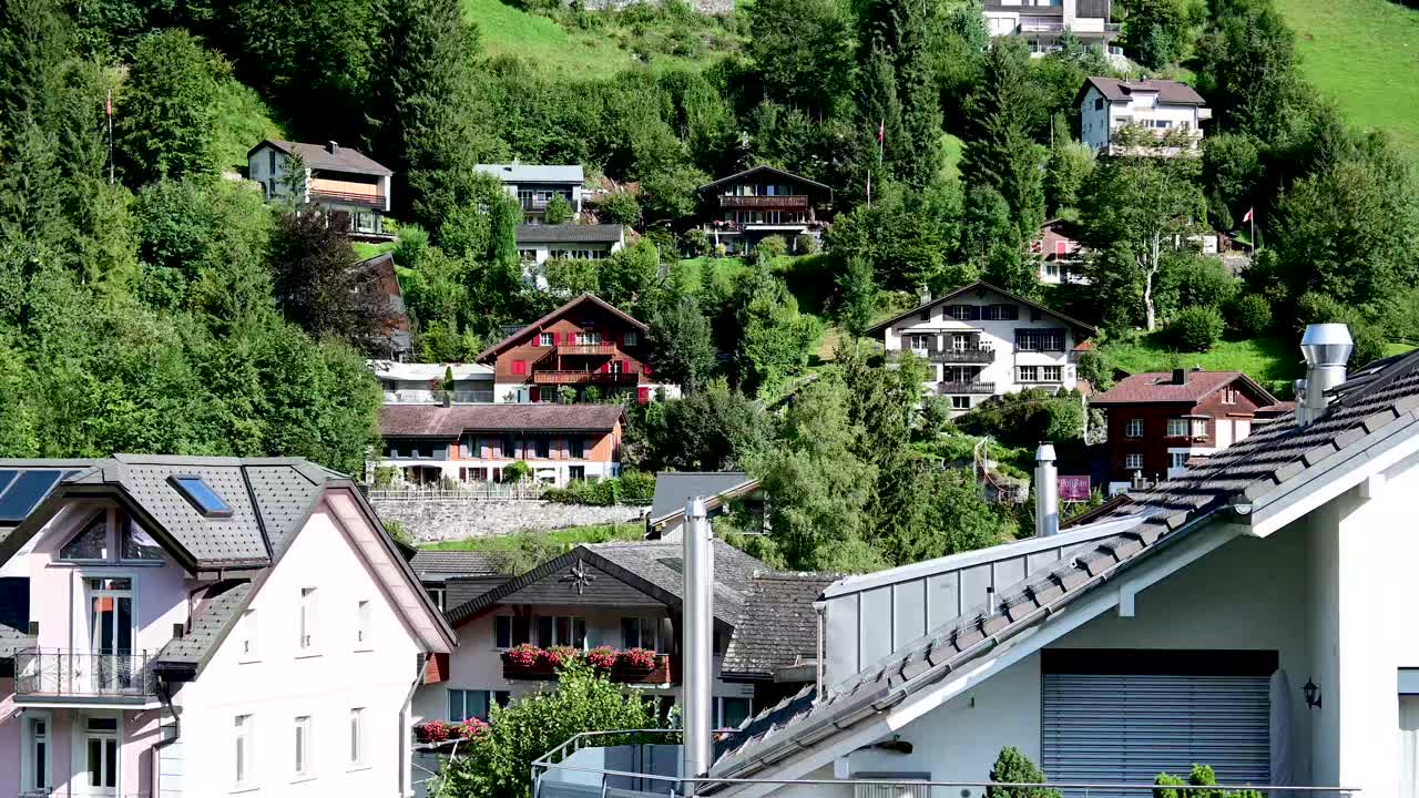 瑞士恩格尔堡，在早上的时候，俯瞰着恩格尔堡的小木屋视频下载