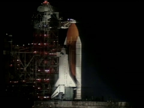 航天飞机在夜间发射台上的广角镜头视频下载