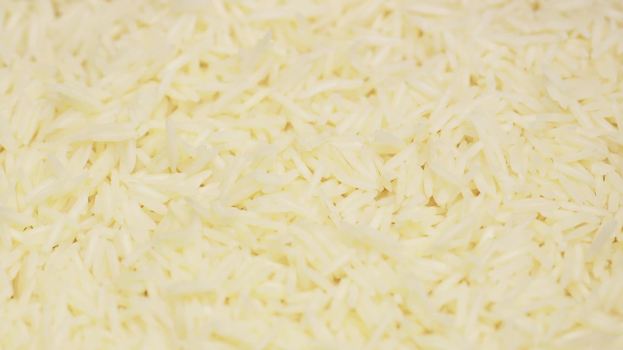 将新鲜薄荷叶撒在鸡肉印度饭的米饭上，特写镜头视频下载