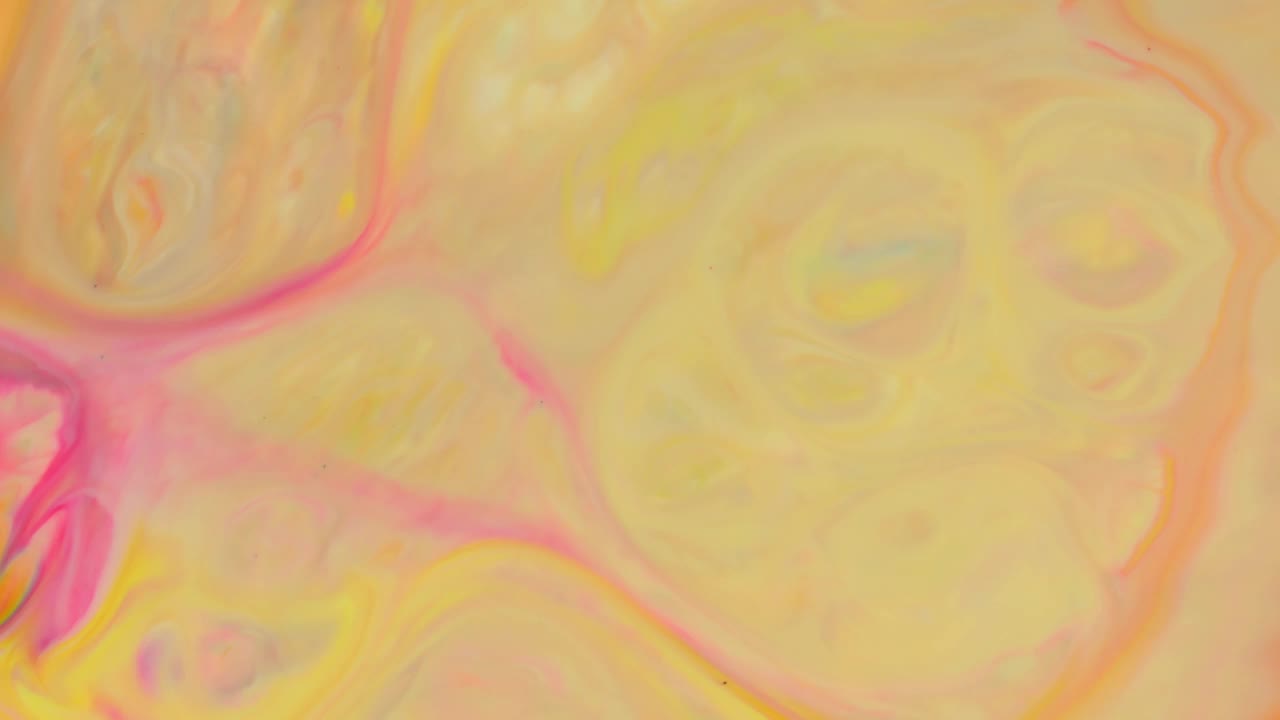 流体艺术视频与彩色波浪，液体油漆混合背景与飞溅和漩涡视频下载