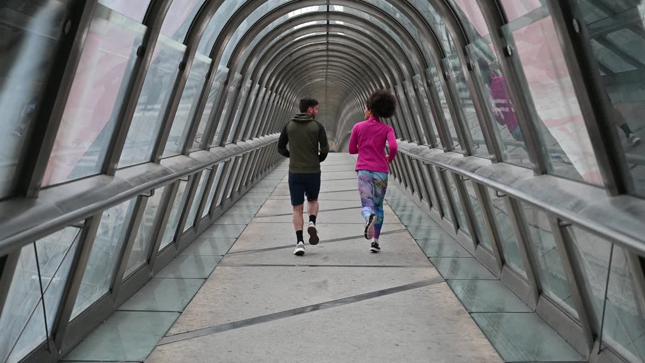 多种族夫妇在城市进行户外训练和慢跑视频下载