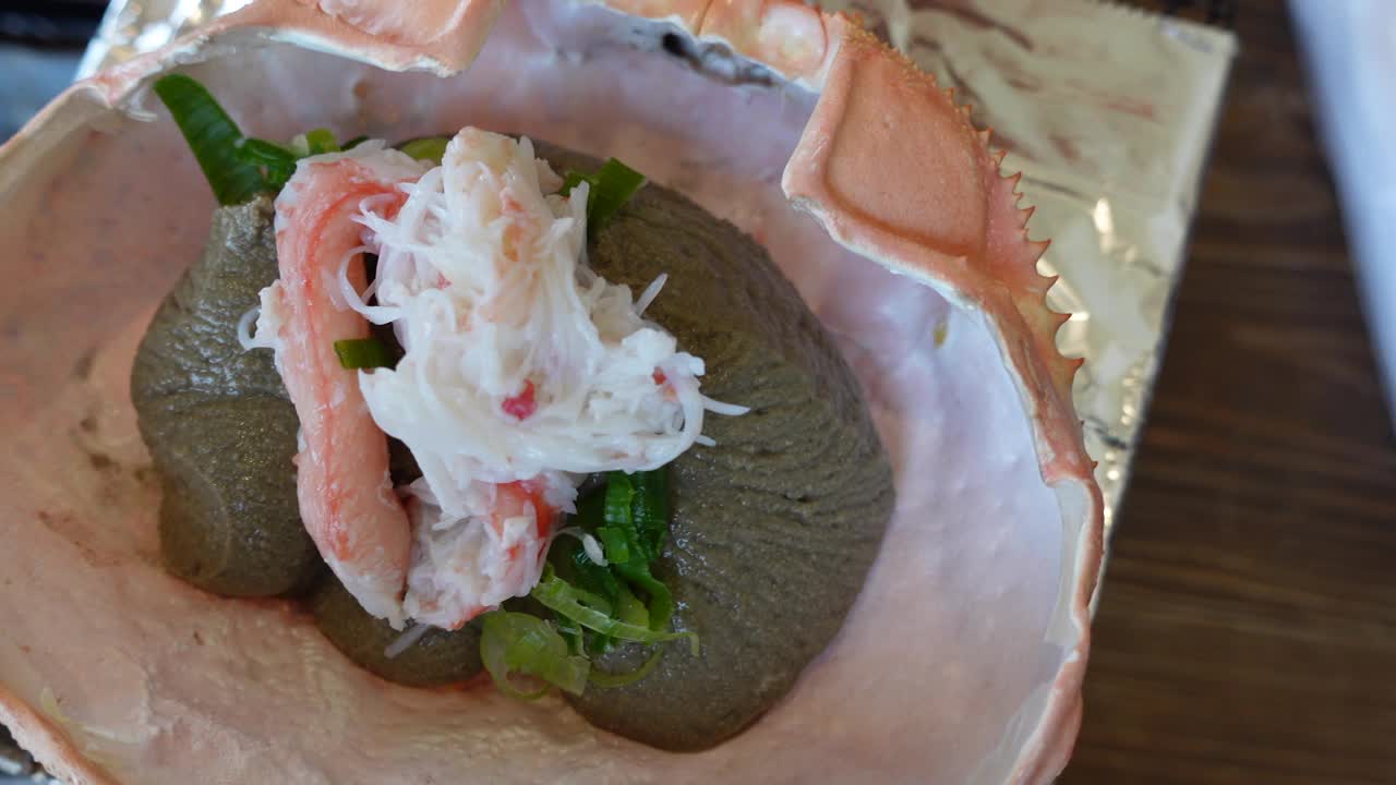 日本料理加尼味噌王塔拉巴蟹油混合豆沙与肉烧烤视频下载