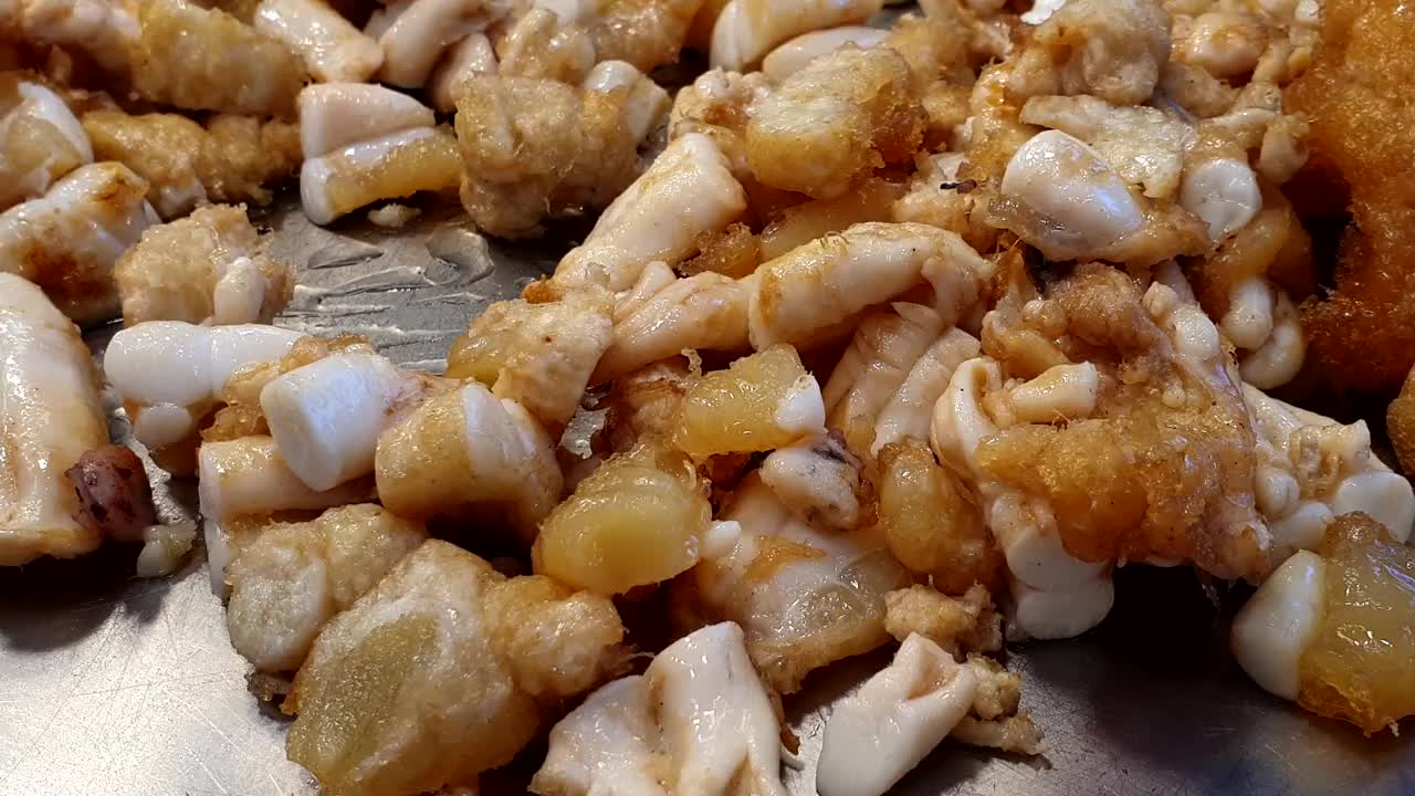 炒鱿鱼蛋是泰国街头小吃中的泰国土特产视频下载