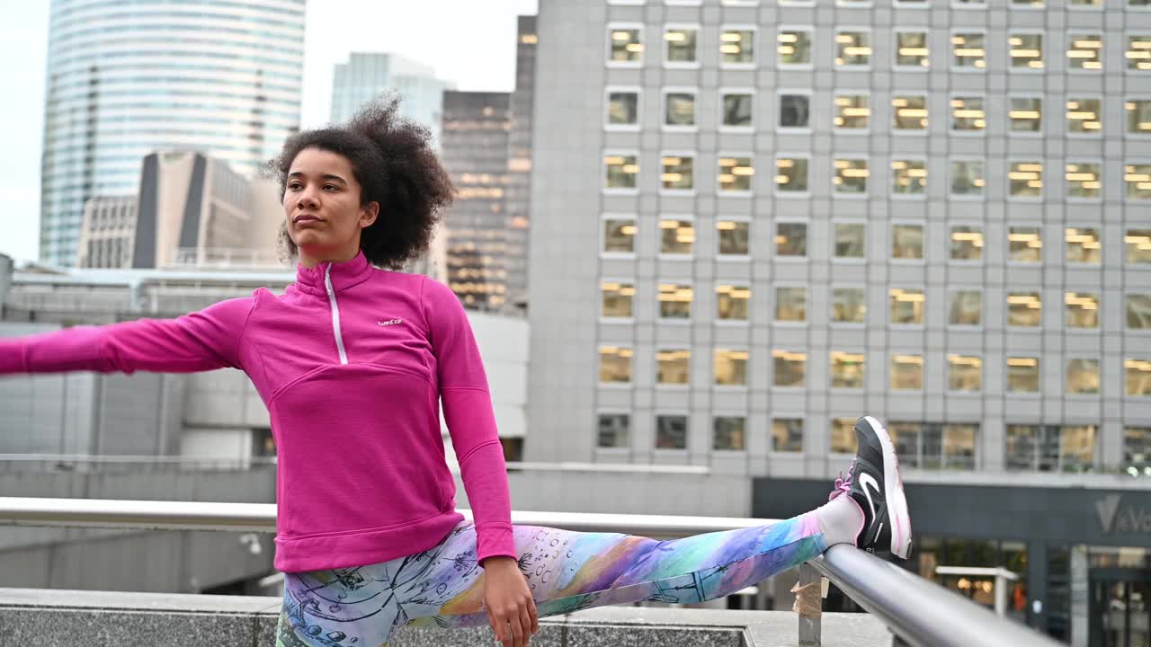 多种族女运动员在城市中锻炼。迷人的千禧一代非裔美国女性在户外锻炼、伸展和慢跑的全身图视频下载