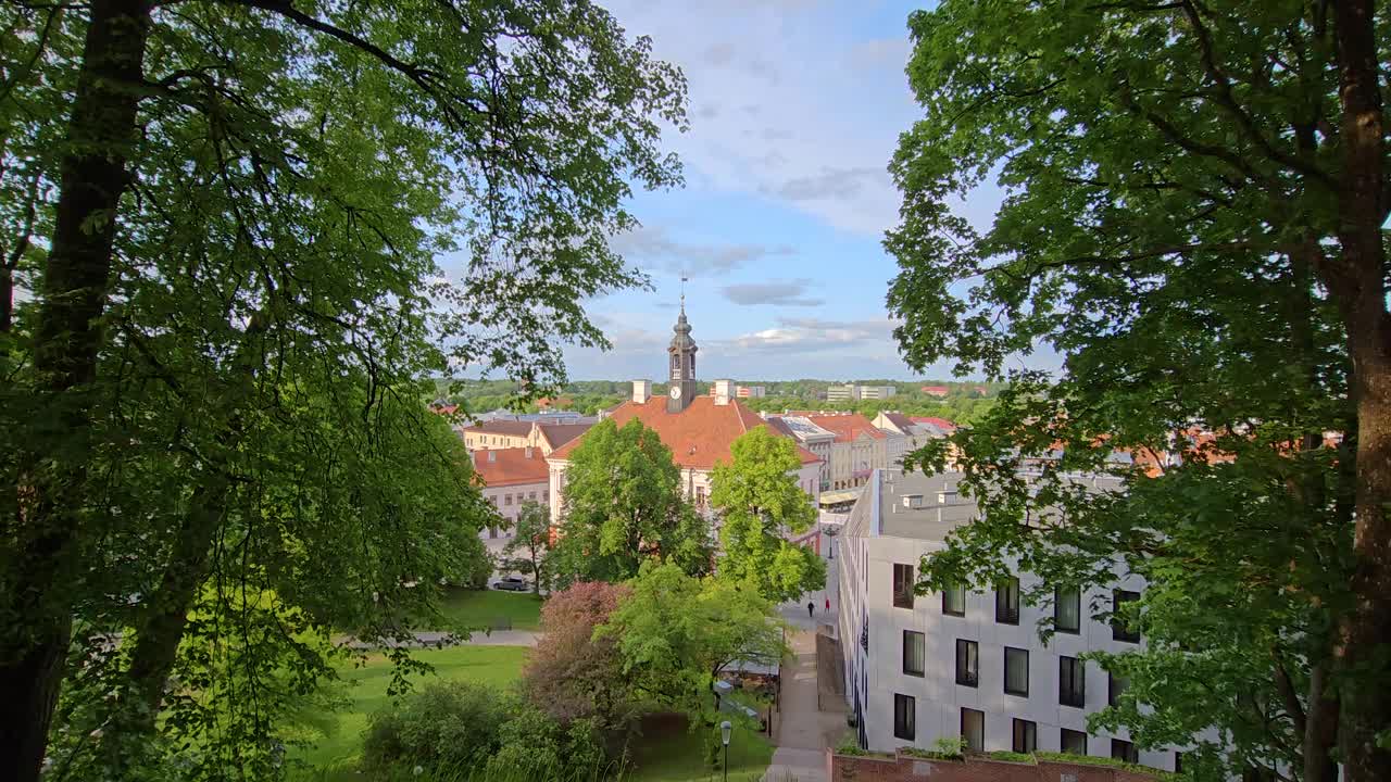宁静的公园俯瞰城市景观在爱沙尼亚塔尔图视频下载
