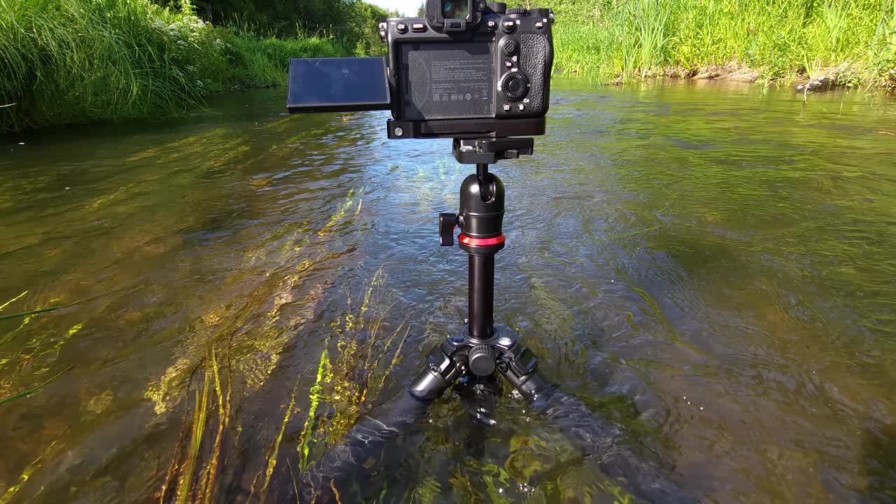 相机在三脚架在风景秀丽的溪流视频下载