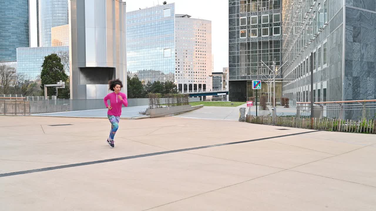 多种族女运动员在城市中锻炼。迷人的千禧一代非裔美国女性在户外锻炼、伸展和慢跑的全身图视频下载