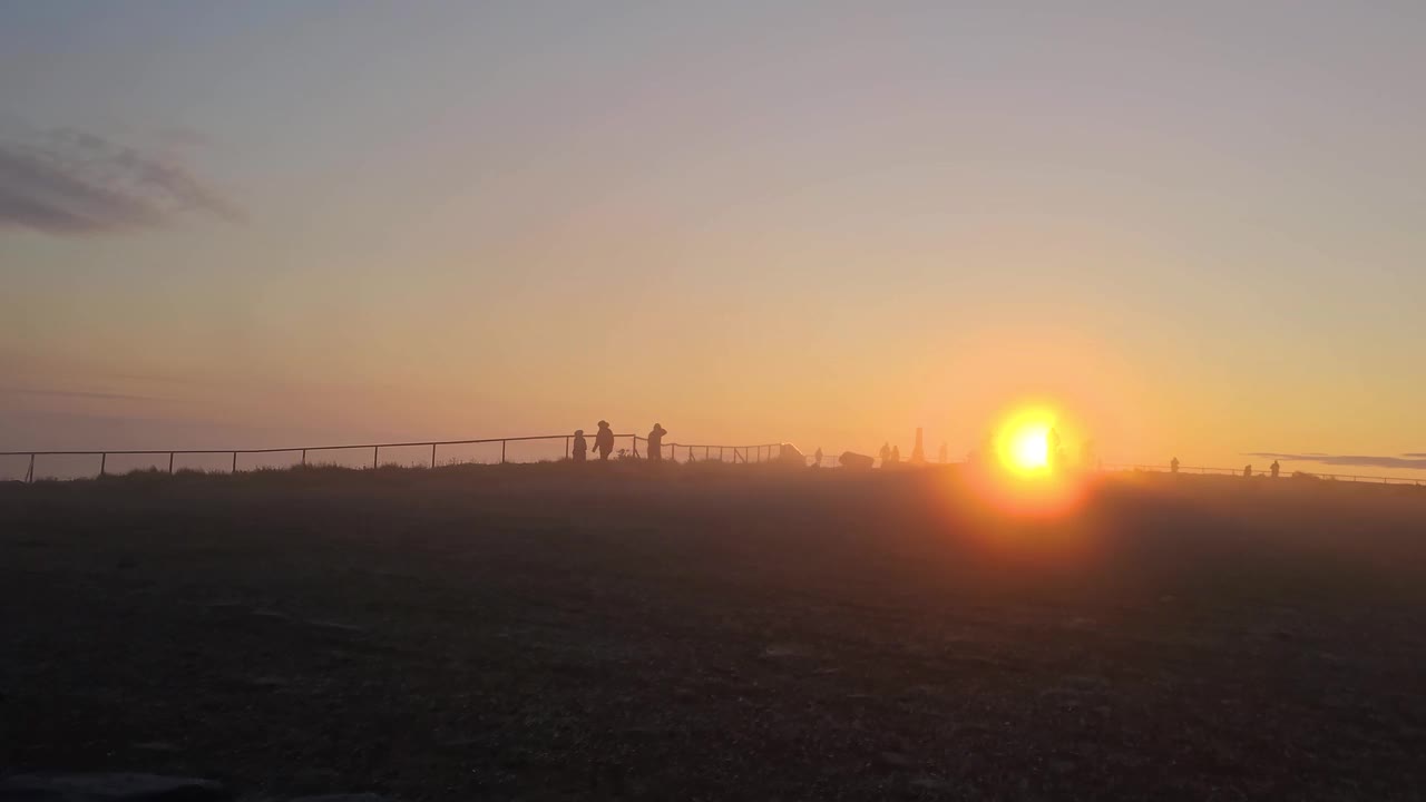 海滩聚会上宁静的日落视频下载