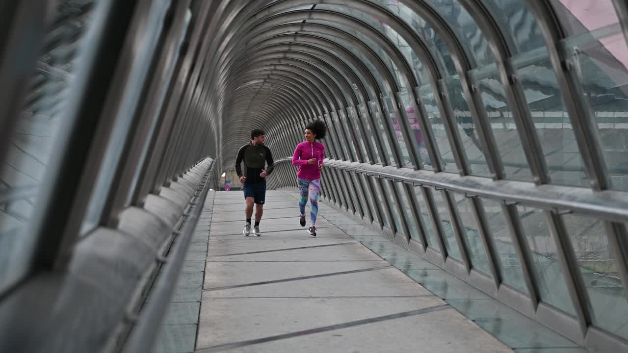 多种族夫妇在城市进行户外训练和慢跑视频下载