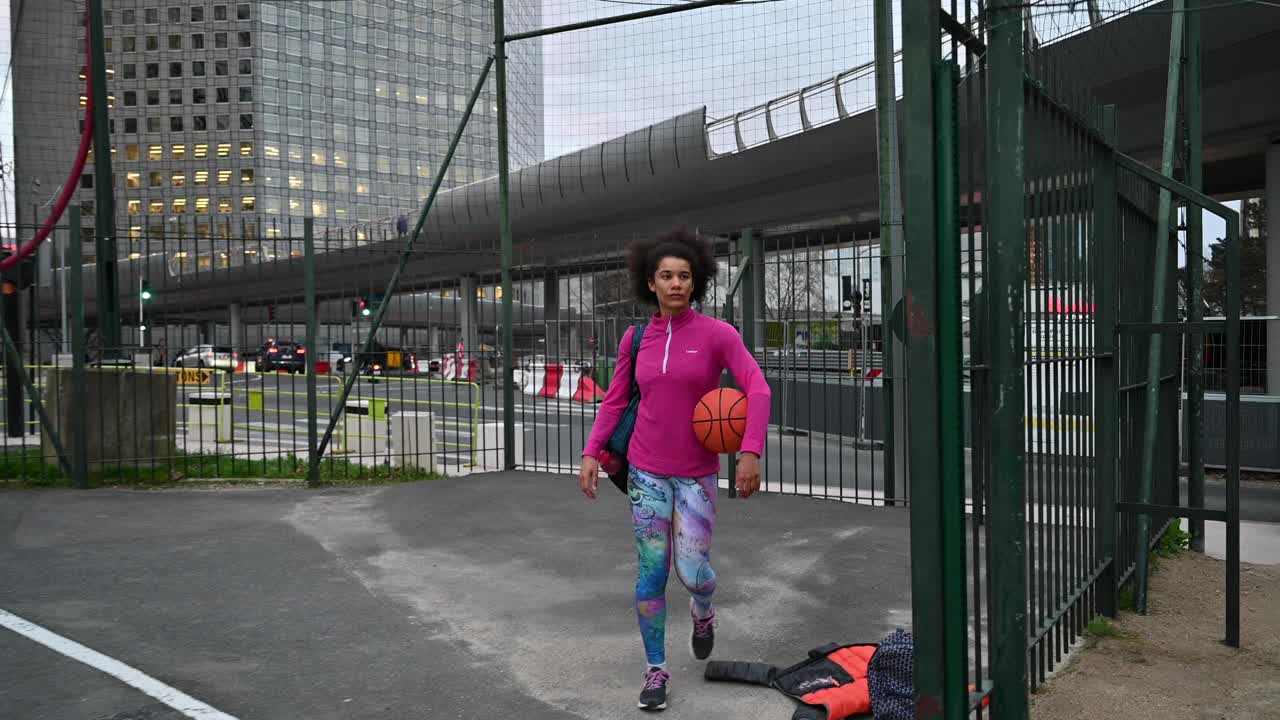 多种族女运动员在城市里锻炼，一名女子带着运动包来到篮球场视频下载