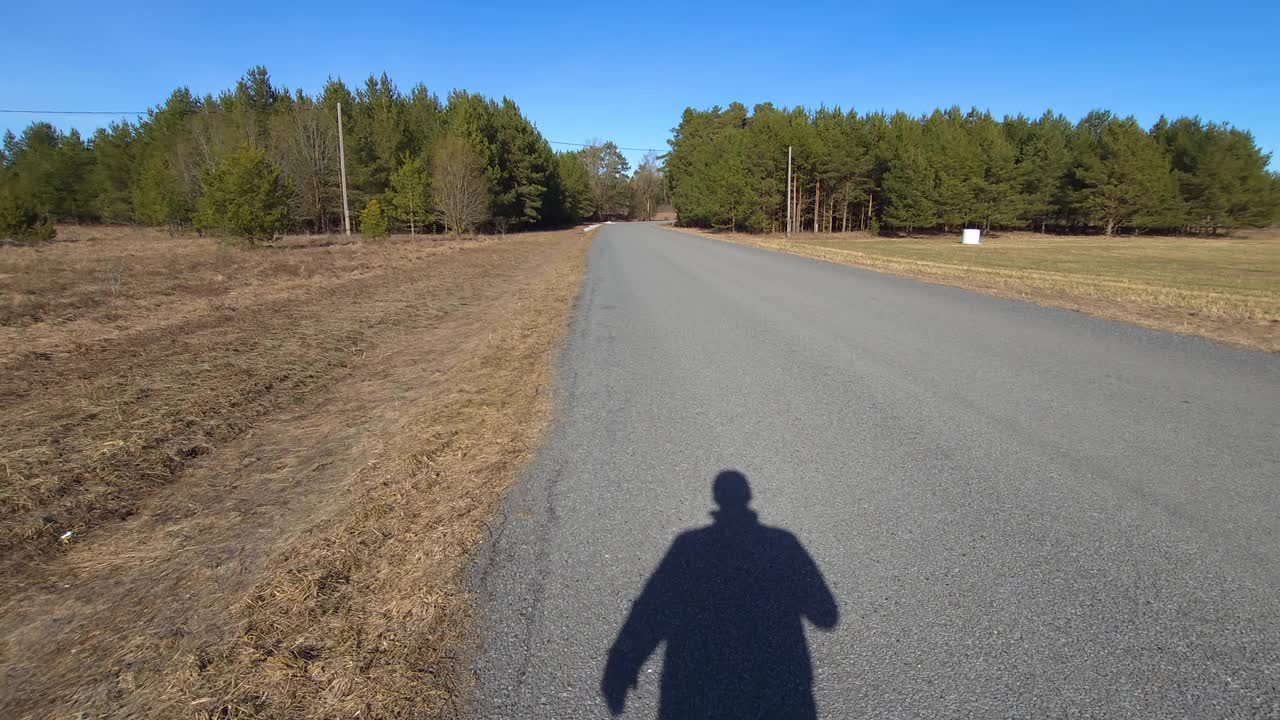 一个人的影子在空旷的乡间小路上视频下载
