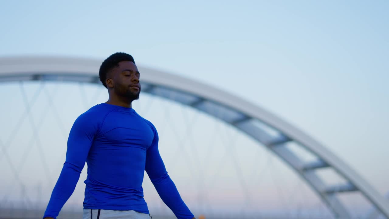 穿着运动服做瑜伽的年轻黑人视频下载