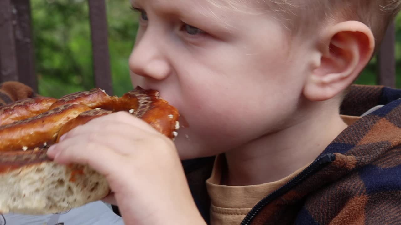 小男孩吃包子胃口大开视频下载