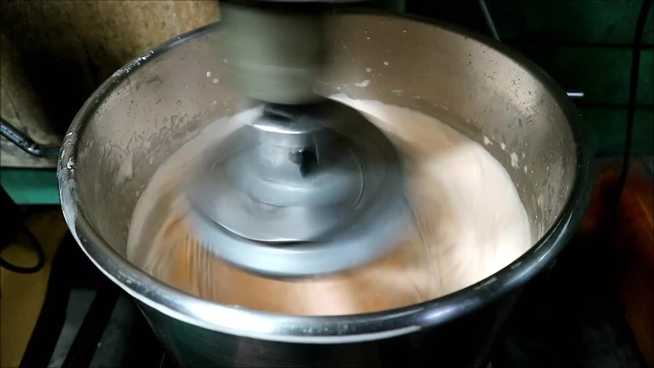 在泰国，人们在搅拌机里搅拌面糊，准备烘焙葡萄牙-暹罗- Kudeejeen蛋糕视频下载