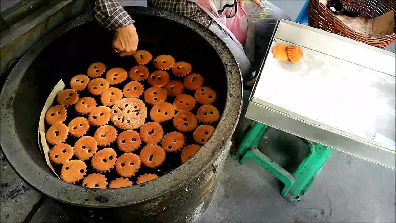 面包师从模具中取出新鲜出炉的Khanom Farang Kudeejeen蛋糕的镜头，这是泰国著名的受葡萄牙影响的纸杯蛋糕视频下载