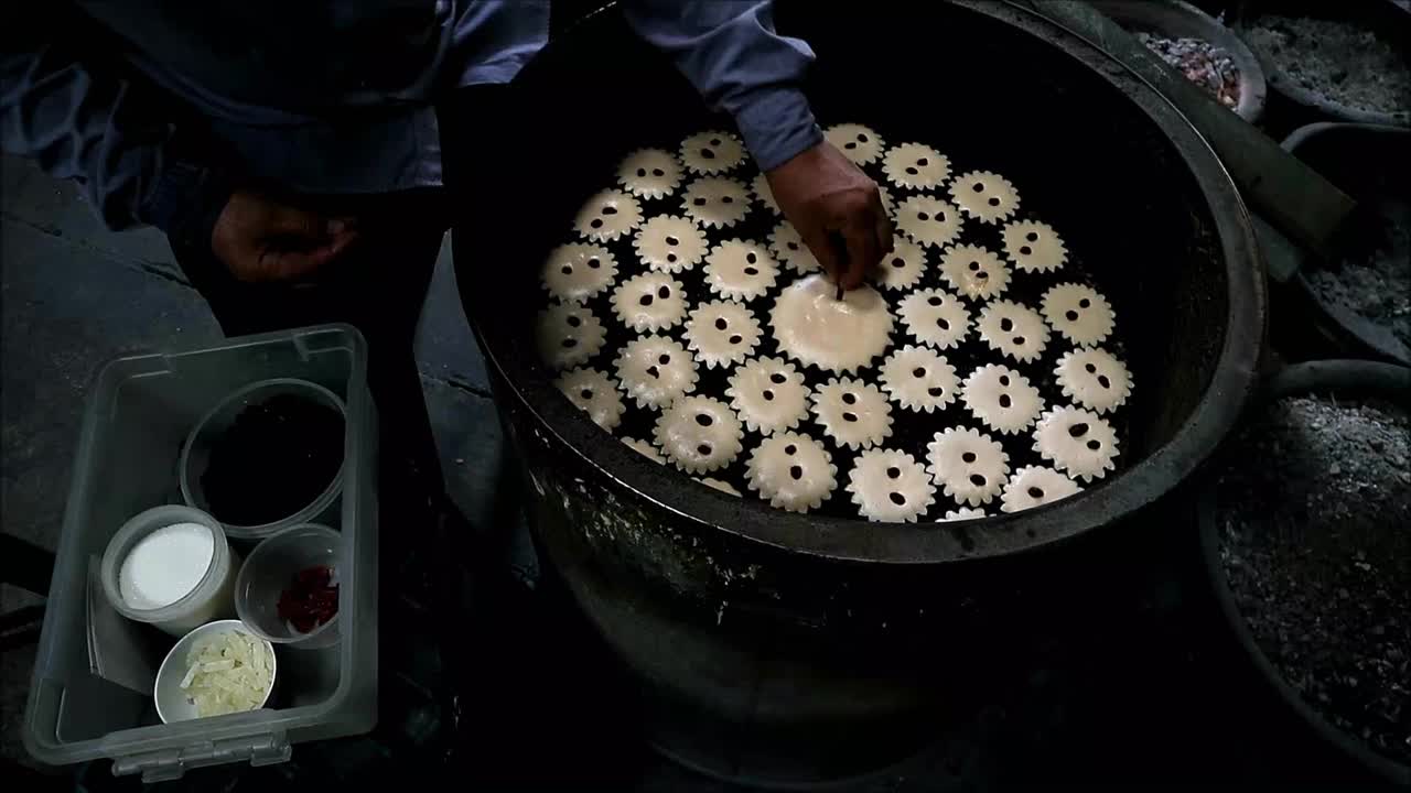 面包师在葡萄牙-暹罗式Kudeejeen纸杯蛋糕的烤糊中加入干冬瓜的镜头视频下载