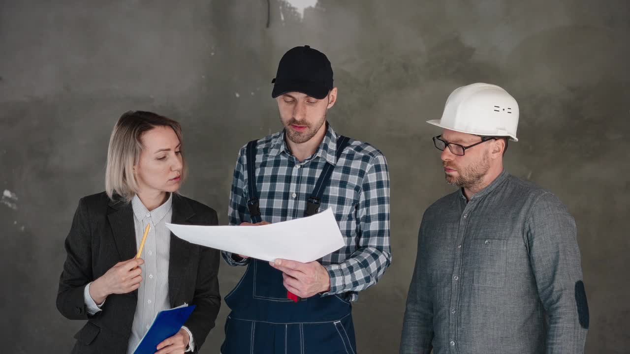 一群建筑工人在一个房间里站在一起视频下载