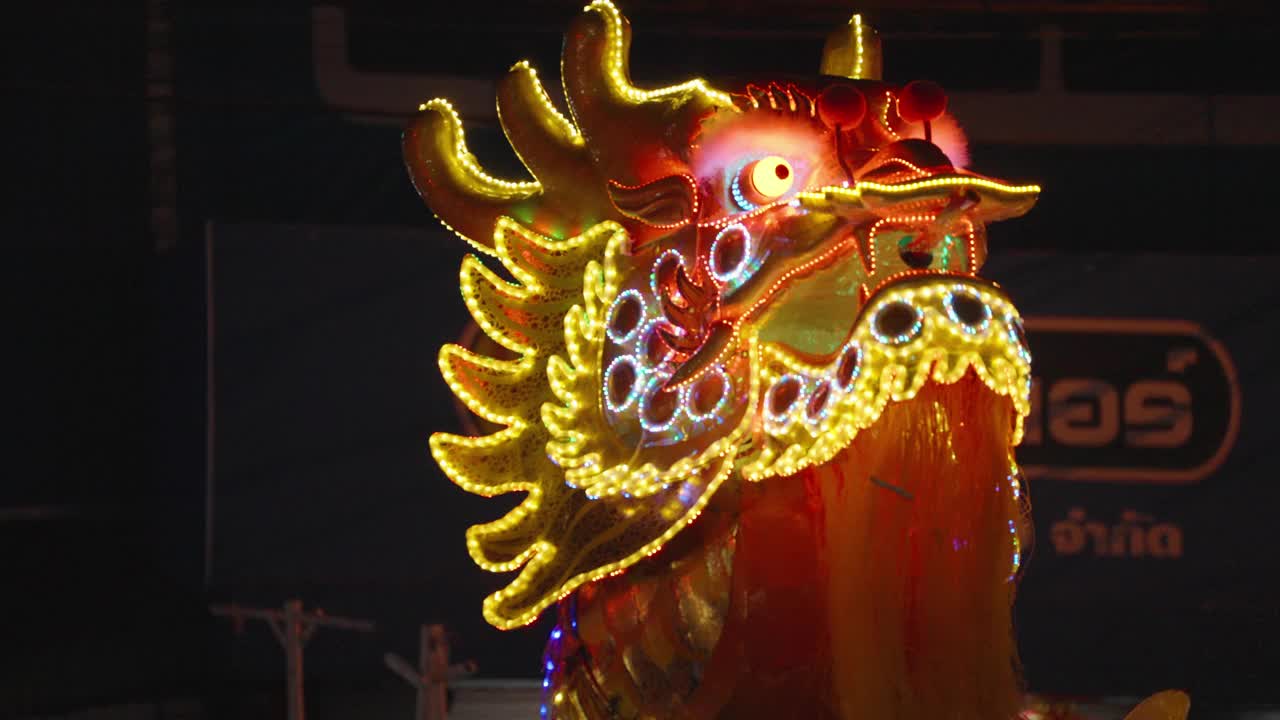 中国龙舞在晚上点燃，中国灯笼装饰。春节快乐。为了中国人民的幸运和幸福。从龙嘴里射击。视频下载