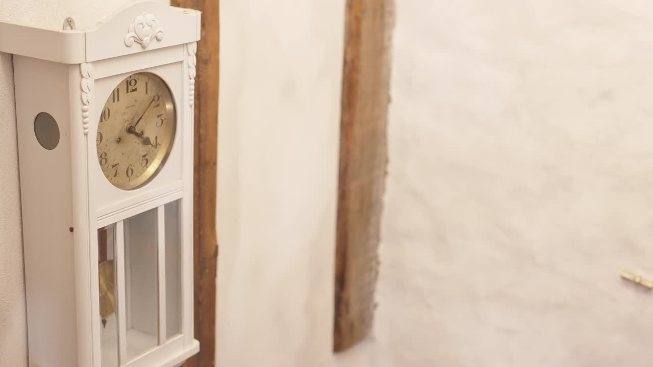 爱沙尼亚乡村室内的老式挂钟视频下载