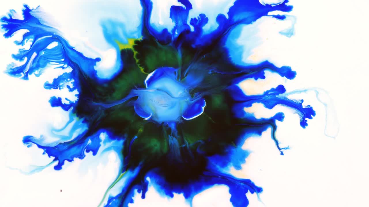 抽象绘画艺术。自由流动的蓝色和黄色油漆在一个白色的背景。神奇的流动和摇曳的花朵。流体艺术绘画。视频下载